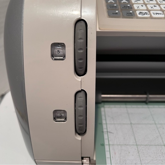 Cricut personal electronic cutting machine IOB - Picture 8 of 16